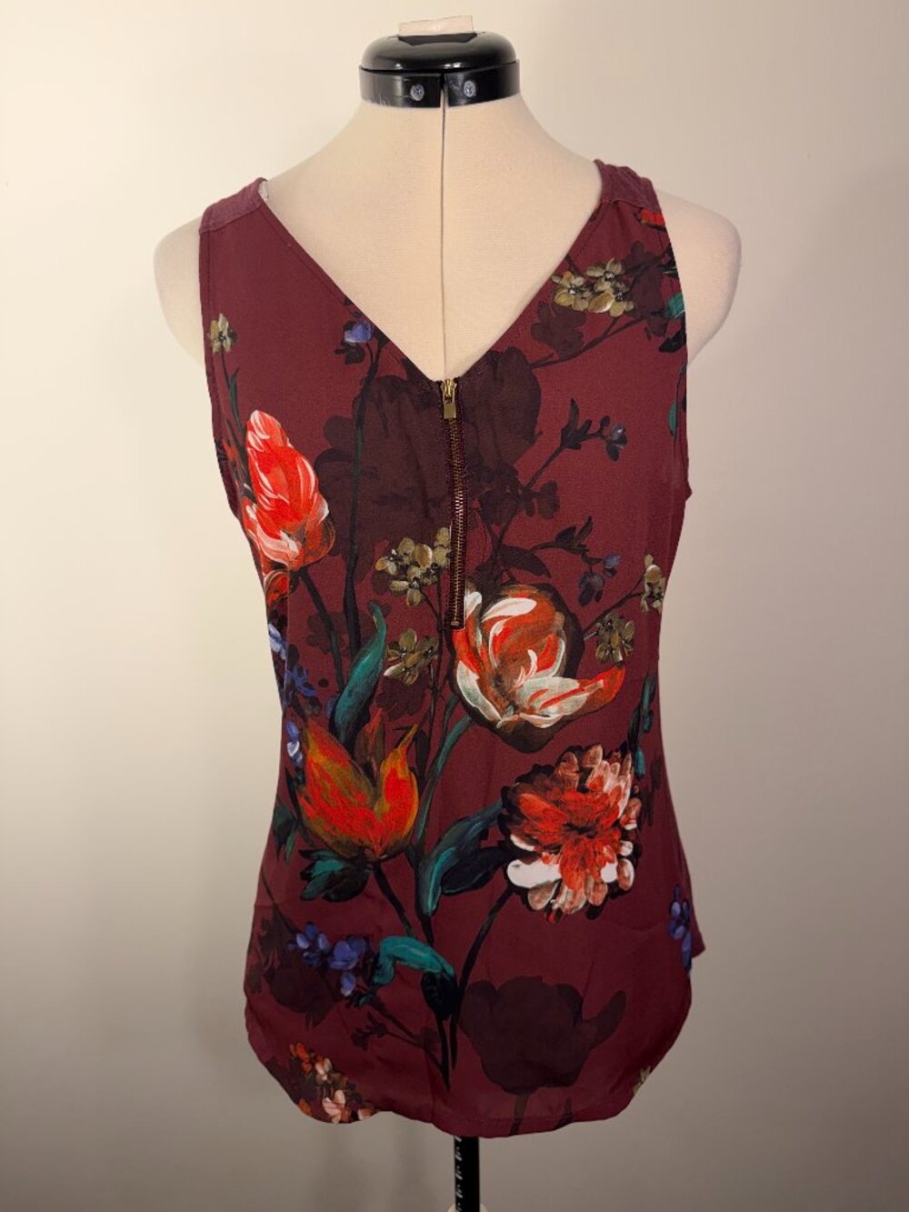 Express women`s blouse featuring a floral print on the front,1/2 zip size S